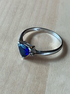 10k white gold with Sapphire